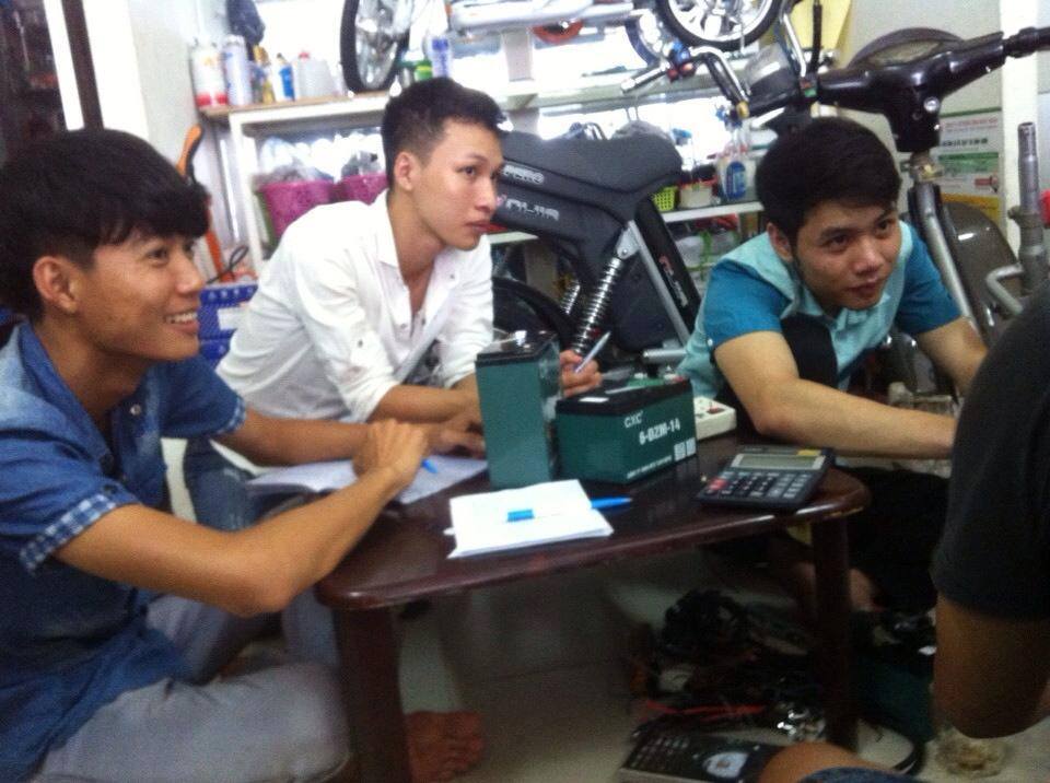 Kỹ thuật viên họa cách thay bình Kỹ thuật viên họa cách thay bình